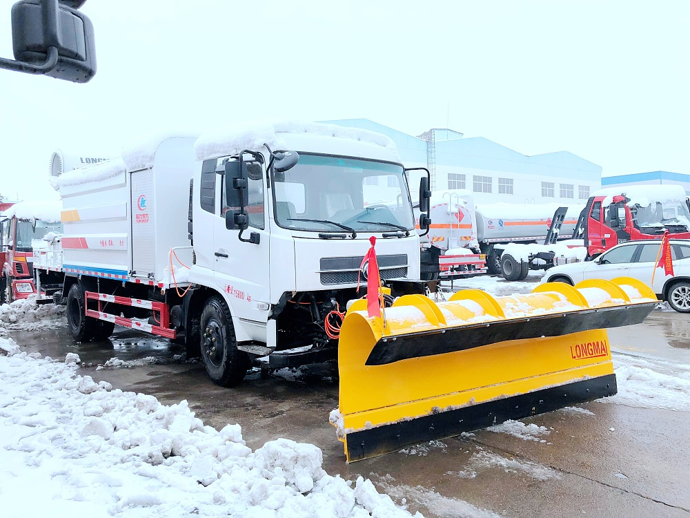 东风天锦多功能抑尘除雪车