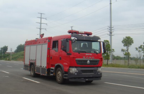 重汽后八轮水罐消防车